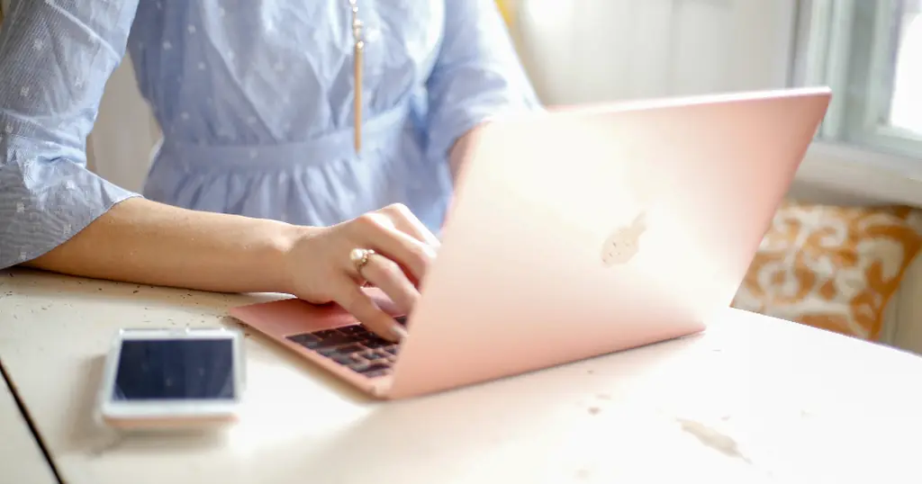 Rencontres en ligne: un ordinateur portable et un clavier