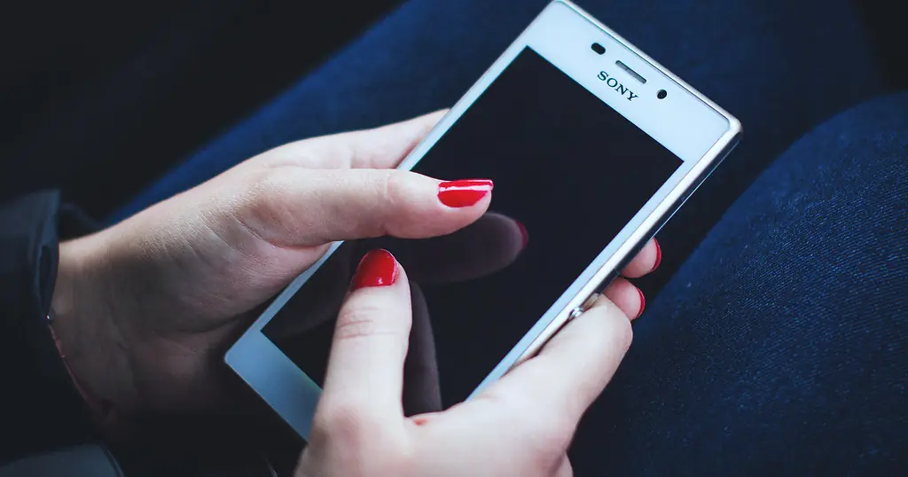 Créer son profil de rencontre: des mains tenant un smartphone
