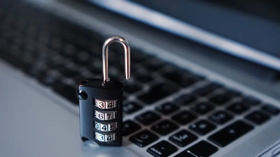 Arnaque aux sentiments: un cadenas posé sur le clavier d’un ordinateur portable