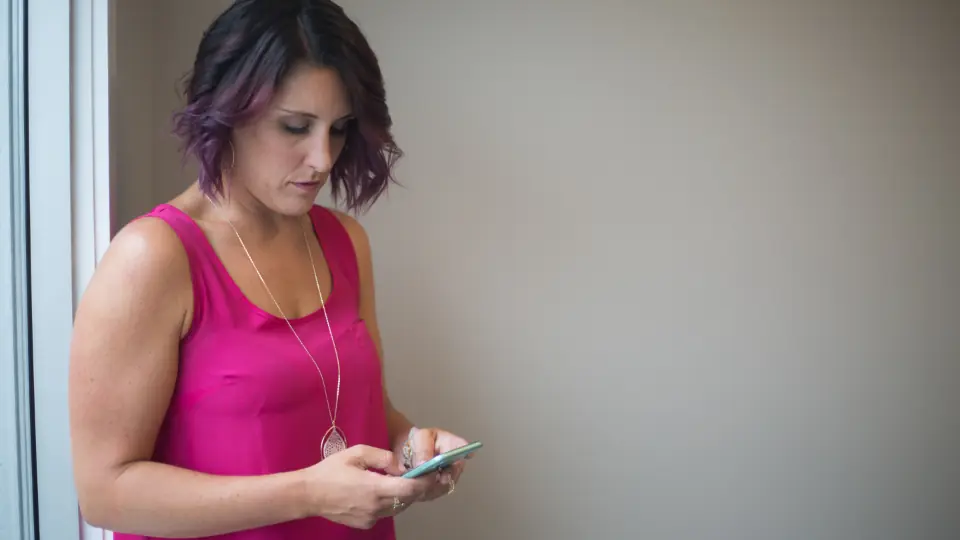 Premier message sur un site de rencontre: une femme écrit un message sur son smartphone